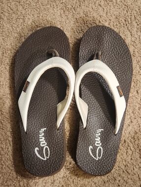 Savvy women's white pebbled flip flops. Size 7